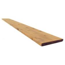 Bois traité brun Bossinotte Lumber 2 po x 6 po x 14 pi sur fond neutre avec mise au point sur la solidité et la largeur