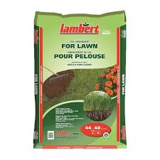 Sac de 44 L de terreau à plantation pour arbres et arbustes sur fond blanc, gros plan sur l’étiquette