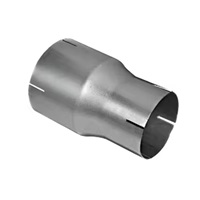 Raccord flexible réducteur 5" à 4" avec colliers de serrage inox sur fond blanc.