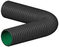 Drain Solflo R300 6 po perforé et enrobé Routex IV 30 m sur fond blanc, mise au point sur la structure annelée.