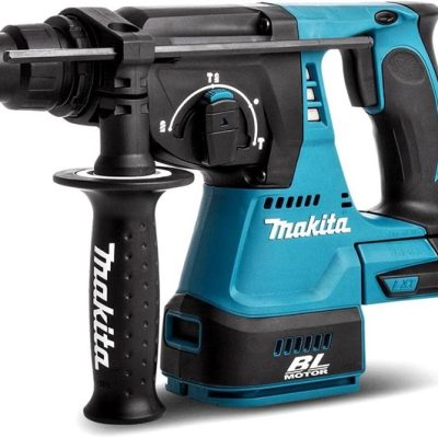 Marteau rotatif SDS Makita DHR242Z 18 V brushless sur fond blanc mise au point sur le mandrin SDS et poignée ergonomique