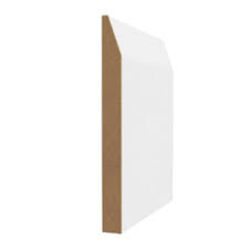 Cadrage MDF 1/2 po x 2 1/2 po x 14 pi sur fond neutre, vue latérale
