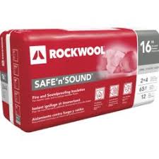 Panneau Rockwool Acoustic Fire Batt 6 po x 24 po x 48 po sur fond neutre avec mise au point sur la densité et la texture de la laine de roche
