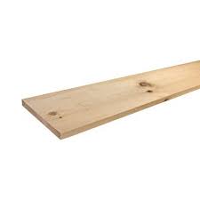 Planche de pin 1 x 8 po brute sur fond neutre, grain de bois visible