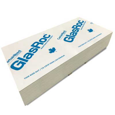 Panneau de gypse extérieur CertainTeed GlasRoc 1/2 po x 4 pi x 8 pi sur fond de chantier avec mise au point sur la surface en fibre de verre.