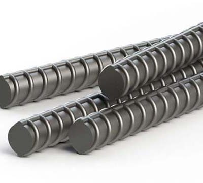 Armature en composite 1/2 po 20 pi photographiée sur fond industriel avec mise au point sur la surface striée