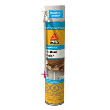 Bouteille Sika Boom 121 Pro Insulation 750 ml jaune pâle sur fond neutre, vue d’ensemble pistolet mousse