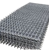 Treillis métallique #9 4 x 8 pi photographié sur fond industriel avec mise au point sur le maillage soudé