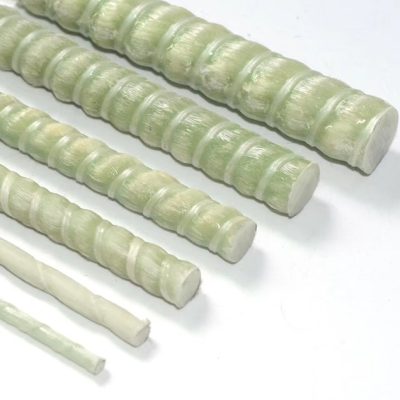 Coin d’armature en composite 1/2 po 24 x 24 po photographié sur fond industriel avec mise au point sur la surface striée