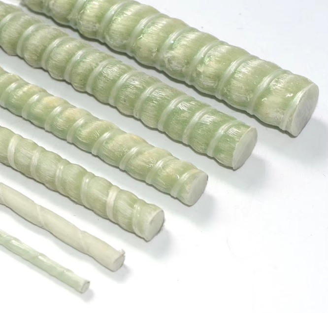 Coin d’armature en composite 1/2 po 24 x 24 po photographié sur fond industriel avec mise au point sur la surface striée