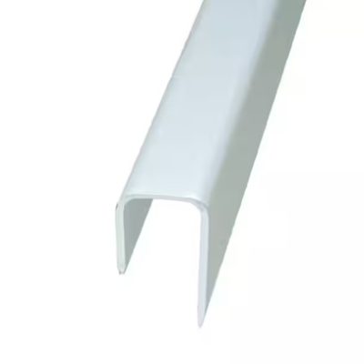 Moulure JTRIM 5 8 po x 10 pi acier galvanisé pour gypse sur fond neutre, mise au point sur le profil “J”