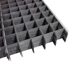 Treillis métallique Duchesne 8 x 12 pi 6 x 6 po 0,192 photographié sur fond industriel avec mise au point sur le maillage soudé