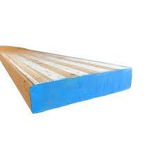 Madrier échafaud 2x10x12 en bois brut sur fond neutre