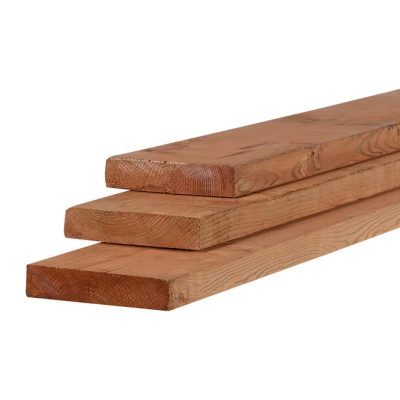 Planche de bois traité brun Bossinotte Lumber 2 po x 8 po x 12 pi photographiée sur fond neutre avec mise au point sur la texture traitée