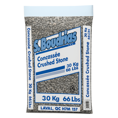 Pierre concassee 0 3 4 en sac de 30 kg photographiee sur fond neutre avec mise au point sur la texture des granulats