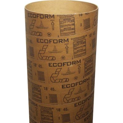 Coffrage cylindrique Sono Tube régulier 6 po 8 pi photographié sur fond neutre avec mise au point sur la texture du carton.
