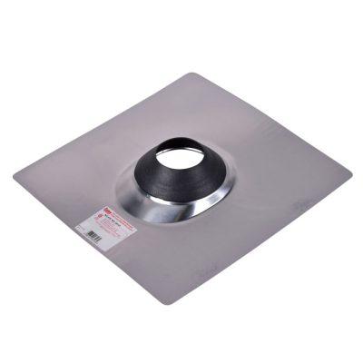 Solin de toit Oatey 4" néoprène 48143 photographié sur fond neutre avec mise au point sur la flexibilité et la finition