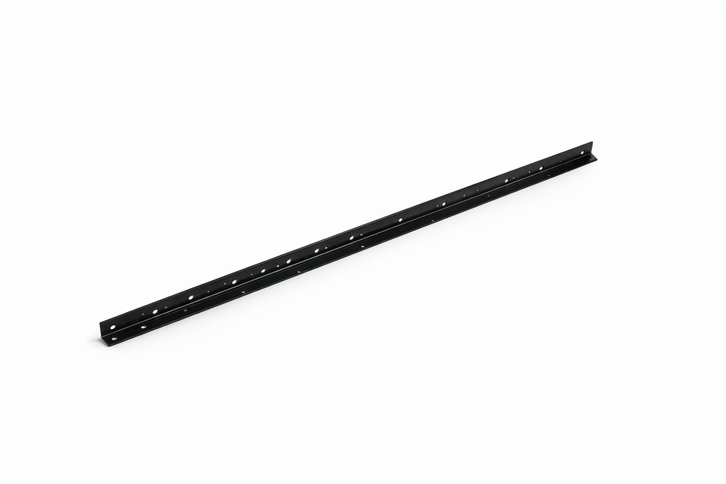 Bande de fixation pour patio Pylex 45 po en acier noir sur fond blanc avec mise au point sur détails perforés.