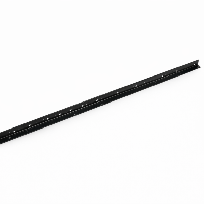 Bande de fixation pour patio Pylex 45 po en acier noir sur fond blanc avec mise au point sur détails perforés.