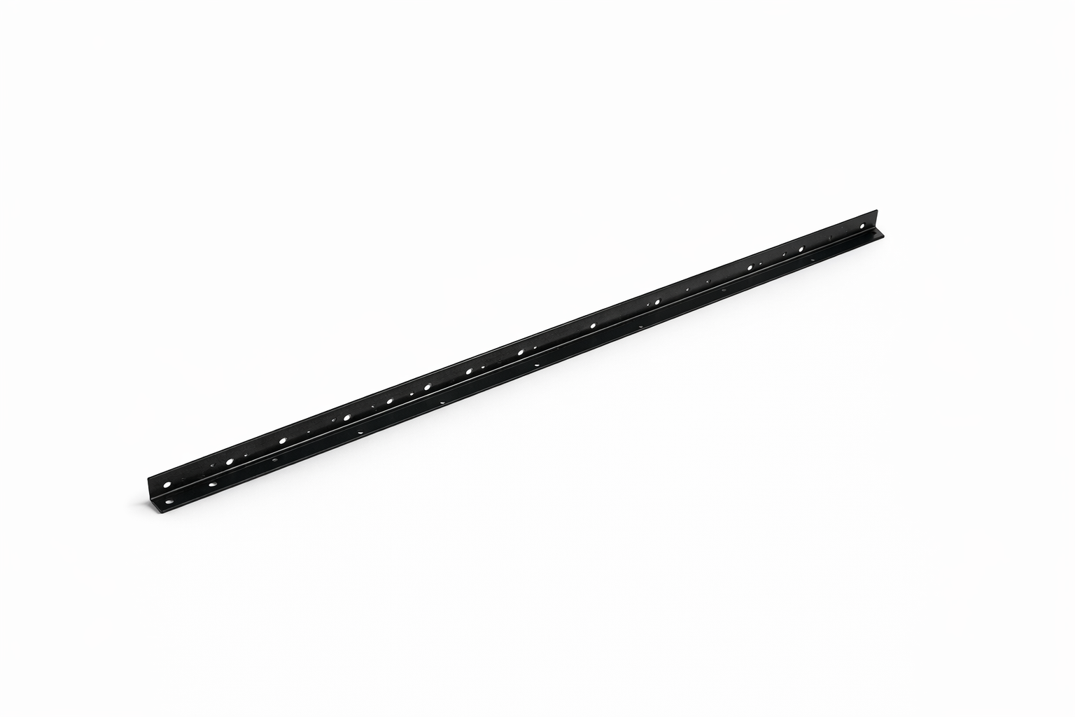 Bande de fixation pour patio Pylex 45 po en acier noir sur fond blanc avec mise au point sur détails perforés.