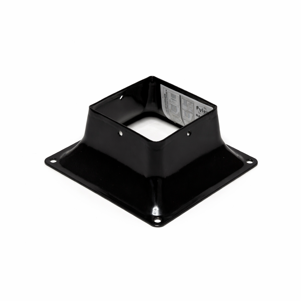 Base 44 PYLEX support poteau 4×4 en acier noir mat sur fond blanc avec mise au point sur les détails.