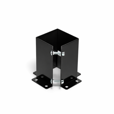 Base de fixation PYLEX 44 noire en acier pour poteau 4×4 sur fond blanc mise au point sur détails de fixation.
