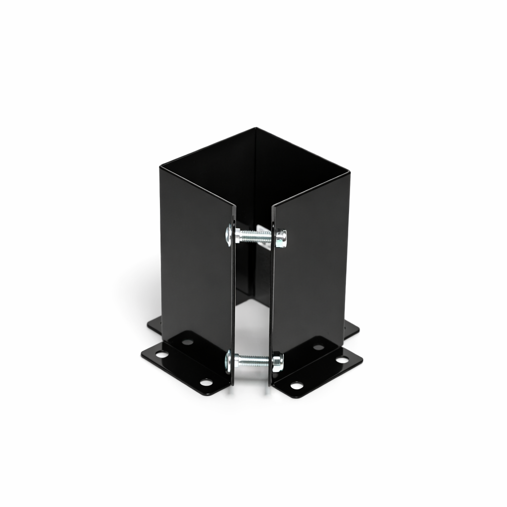 Base de fixation PYLEX 44 noire en acier pour poteau 4×4 sur fond blanc mise au point sur détails de fixation.