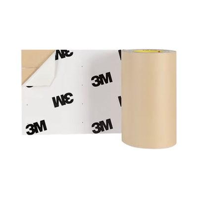 Membrane imperméable 3M TWF 4" x 75' photographiée sur fond neutre avec mise au point sur la largeur et la longueur du rouleau