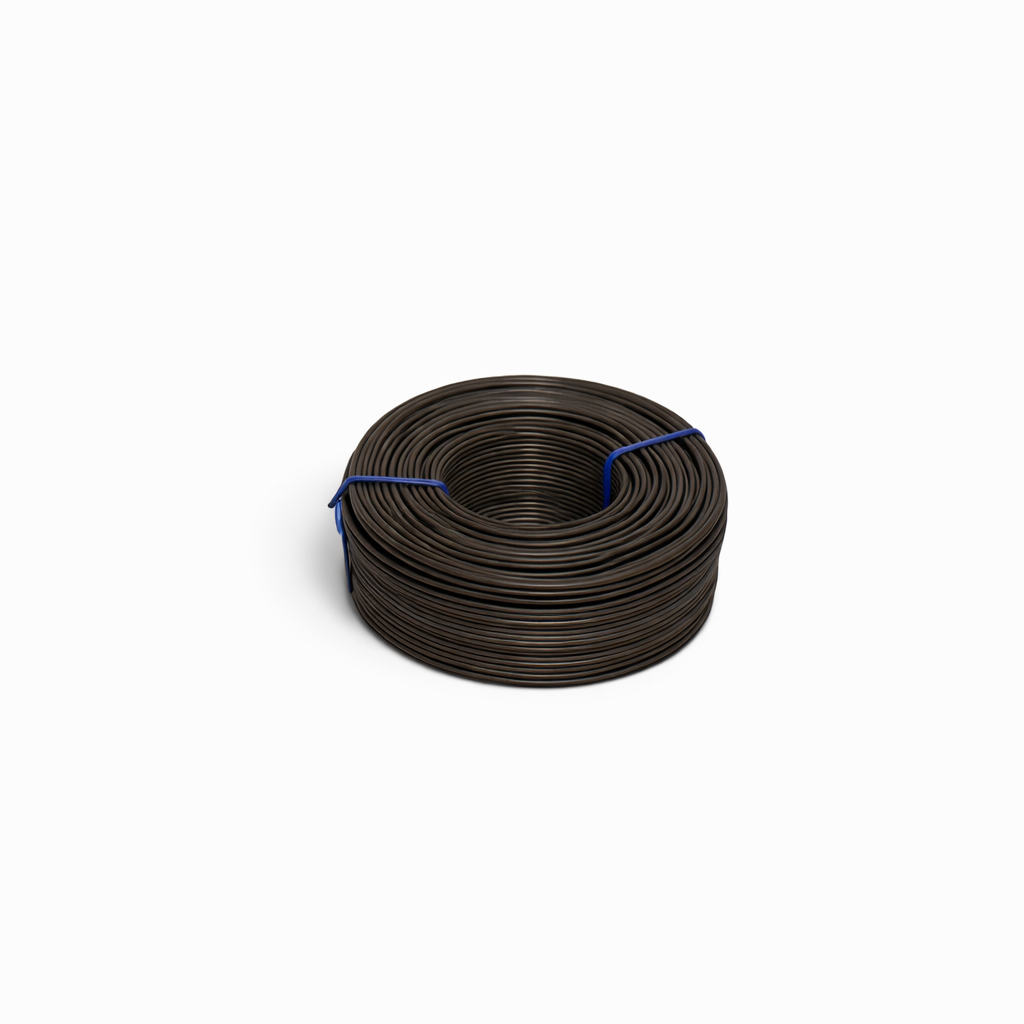 Fil broche ferrailleur #16 noir acier recuit tie wire pour ligature d’armatures sur fond blanc.