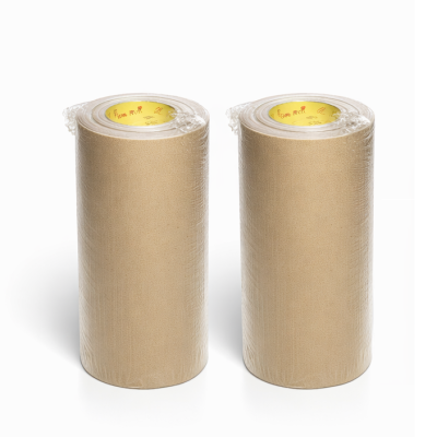 Membrane imperméable 3M photographiée sur fond neutre avec mise au point sur l’épaisseur et la longueur du rouleau