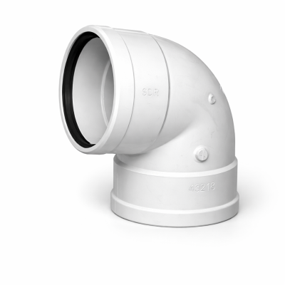 Coude PVC 90 degrés SDR 10 po sur fond blanc mise au point sur angle et emboîture