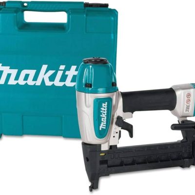 Agrafeuse pneumatique Makita AT638A sur fond blanc, zoom sur nez et commande caoutchoutée