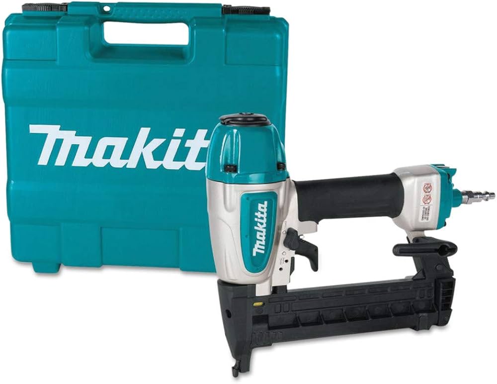 Agrafeuse pneumatique Makita AT638A sur fond blanc, zoom sur nez et commande caoutchoutée