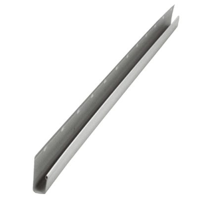 J à soffit Kaycan 3/8" x 12' blanc photographié sur fond neutre avec mise au point sur le profil et la finition lisse