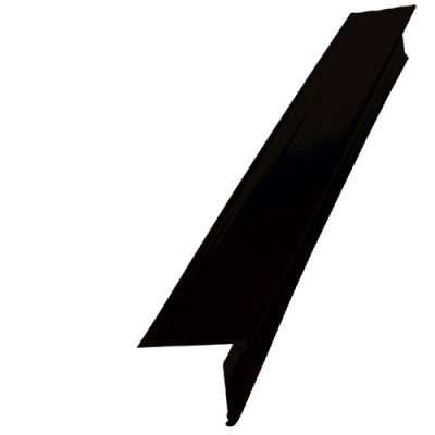 Solin de toit Kaycan 1.1/2" x 2" x 10' noir photographié sur fond neutre avec mise au point sur la forme et la finition lisse