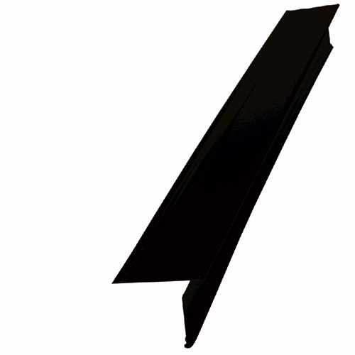 Solin de toit Kaycan 1.1/2" x 2" x 10' noir photographié sur fond neutre avec mise au point sur la forme et la finition lisse