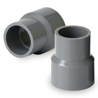 Manchon réduction drain 6" à 4" en PVC raccord plomberie sur fond blanc