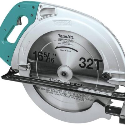 Scie circulaire Makita 5402NA 16‑5/16 " sur fond blanc avec lame visible