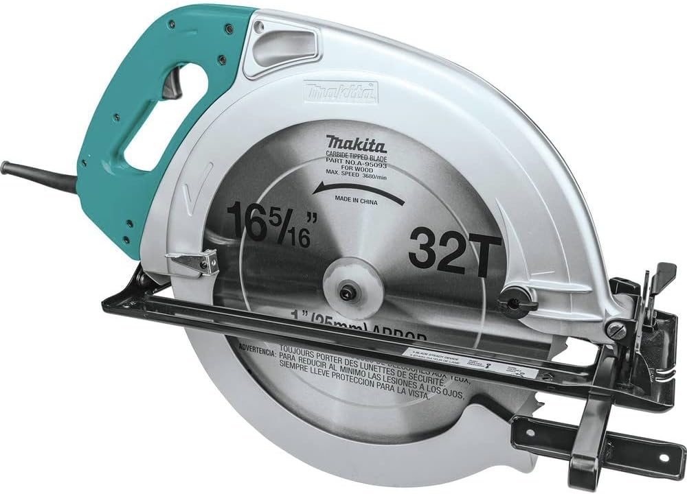 Scie circulaire Makita 5402NA 16‑5/16 " sur fond blanc avec lame visible