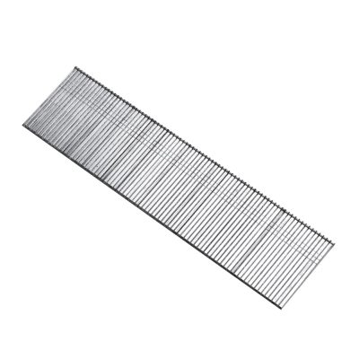 Clou à finition acier inox calibre 16 1 1/2" sur fond neutre avec mise au point sur la surface inoxydable