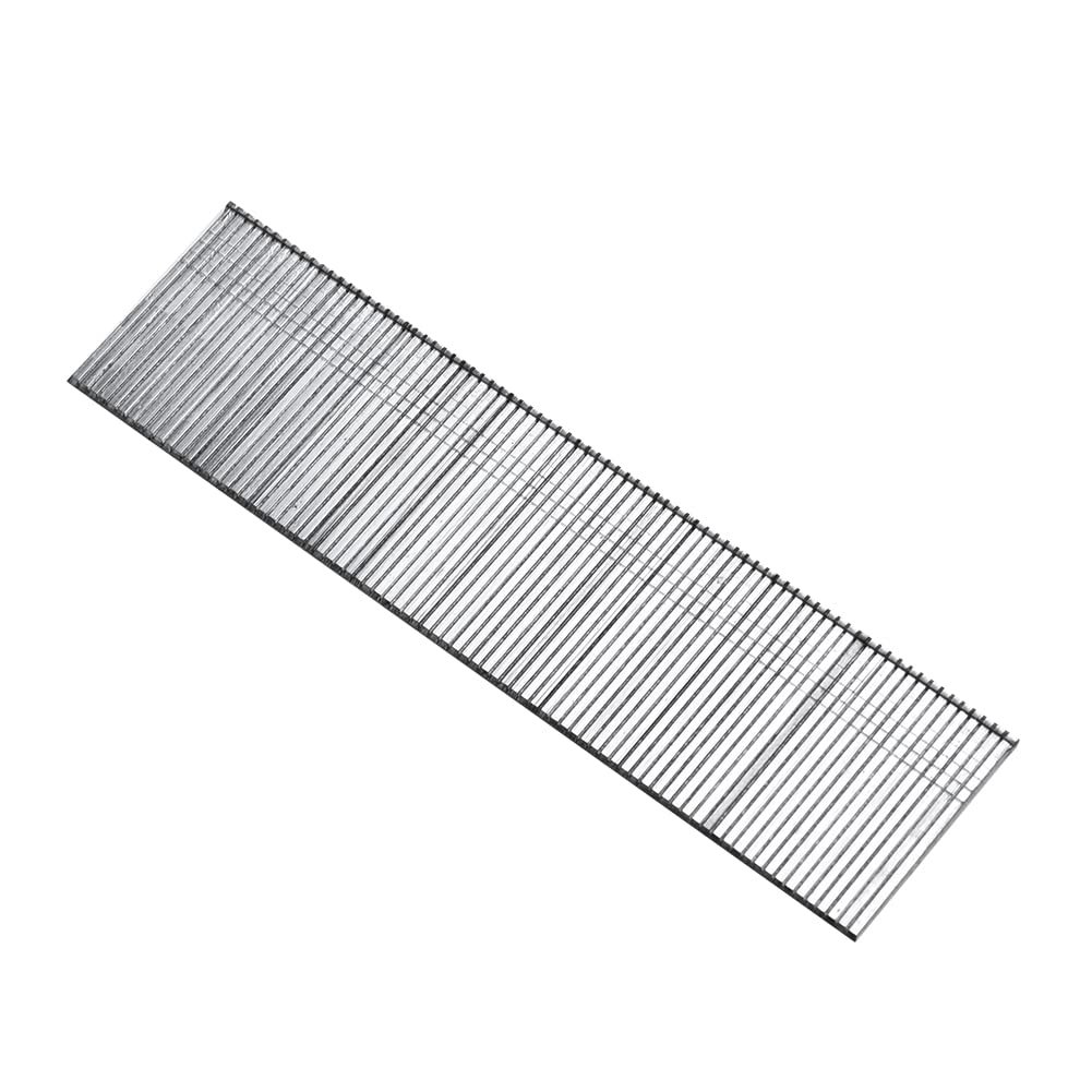 Clou à finition acier inox calibre 16 1 1/2" sur fond neutre avec mise au point sur la surface inoxydable