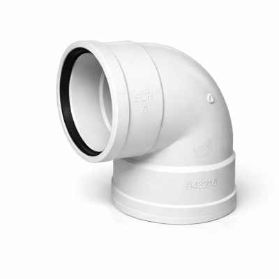 IPEX 043216 coude PVC 90 degrés SDR 6 po sur fond blanc mise au point sur raccord gasketed