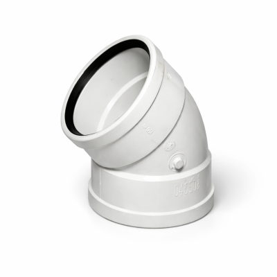 IPEX 043506 coude PVC 45 degrés 6 po SDR sur fond blanc mise au point sur raccord étanche