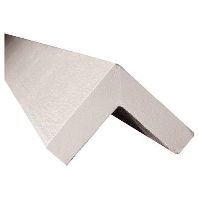 Moulure coin Maibec 5/4" x 4" x 10' blanc sur fond neutre, vue sur angle et finition