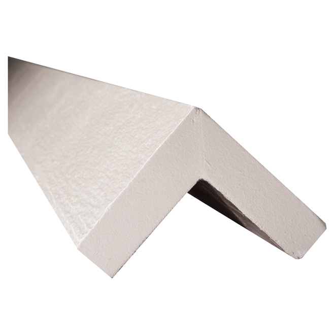 Moulure coin Maibec 5/4" x 4" x 10' blanc sur fond neutre, vue sur angle et finition