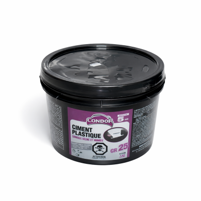 Ciment plastique CR25004 4 kg noir sac sur fond neutre prêt à l’emploi pour réparation et étanchéité.