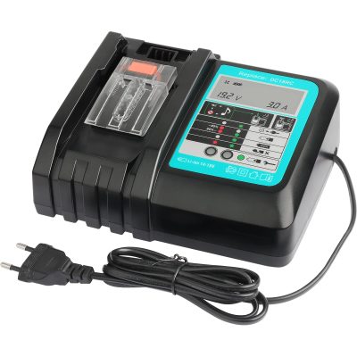 Batterie Makita 18 V 5 Ah et chargeur rapide DC18RC côte à côte sur fond blanc