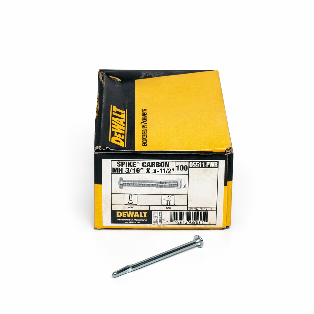 Ancrage à béton Spike Carbon MH 3/16" x 3 1/2" 100 pcs photographié sur fond blanc avec mise au point sur le filetage et la pointe