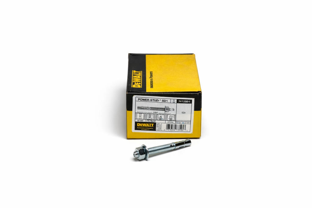 Ancrage à béton Power-Stud SD1 3/8" x 2 3/4" 50 pcs photographié sur fond blanc avec mise au point sur la tête et le filetage
