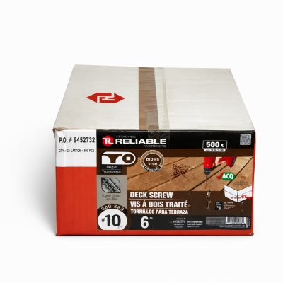 Vis à bois traité brun no 10 6" en caisse sur fond blanc avec mise au point sur la tête et le filetage